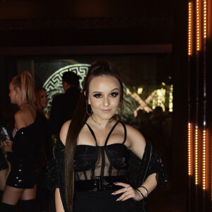 Larissa Manoela foi à festa de Flavia Pavanelli com um look sensual