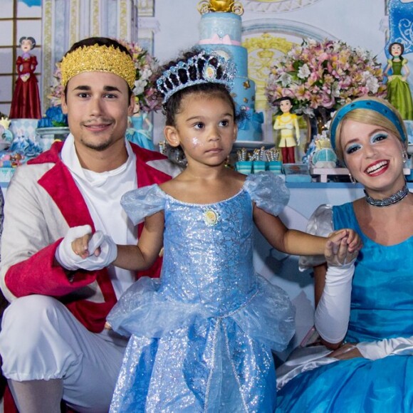 Filha de Naldo Benny e Ellen Cardoso ganhou uma festa temática de princesas na cidade do Rio de Janeiro