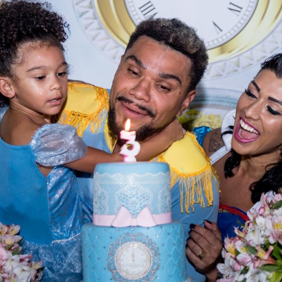 Naldo Benny e a mulher, Ellen Cardoso, celebraram o aniversário da filha, Maria Victória