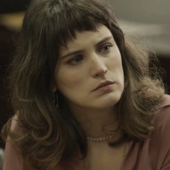 Clara (Bianca Bin) se oferece para bancar o tratamento de Beth (Gloria Pires) em uma clínica de reabilitação, na novela 'O Outro Lado do Paraíso'