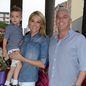 Marido de Ana Hickmann, ajudou o filho, Alexandre Jr., a abrir seu presente de aniversário