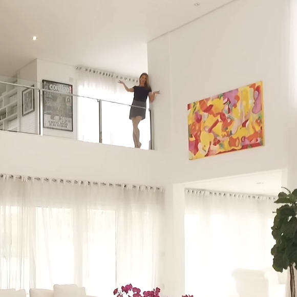 Ana Hickmann é dona de uma mansão que impressiona pelo tamanho da sala