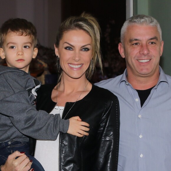 Ana Hickmann puxou o tradicional 'Parabéns Pra Você' para o filho, Alexandre Jr.