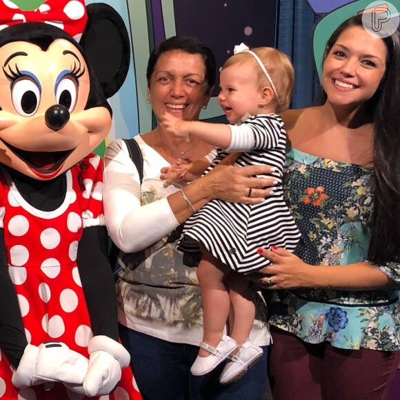 Melinda, filha de Michel Teló e Thais Fersoza, encatou a mãe ao ver a Minnie, durante férias na Disney
