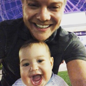 Michel Teló  também é pai de Teodoro, de 7 meses, cujos primeiros dentinhos já estão nascendo