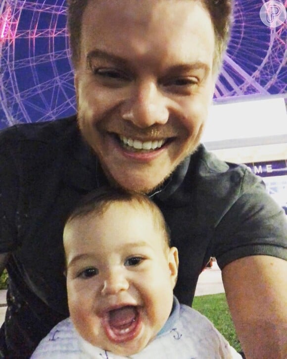 Michel Teló  também é pai de Teodoro, de 7 meses, cujos primeiros dentinhos já estão nascendo
