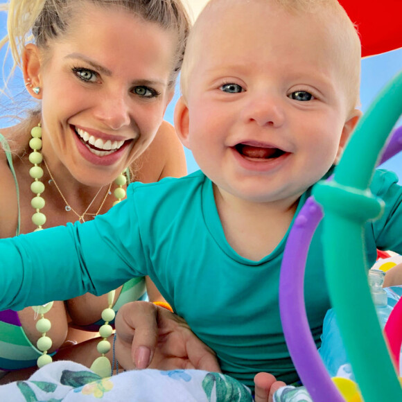 Karina Bacchi relatou mudanças após nascimento do filho, Enrico, em post no Instagram nesta quinta-feira, 8 de março de 2018