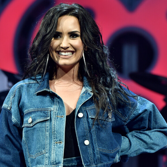 Solteira, Demi Lovato contou que existe a possibilidade de namorar uma mulher
