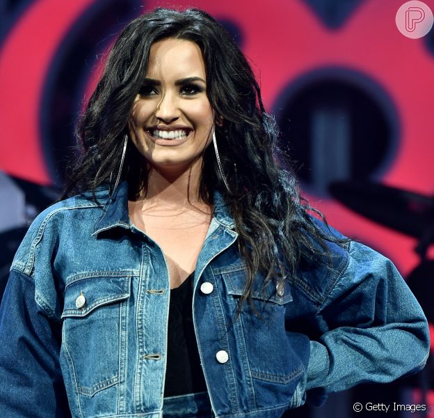 Solteira, Demi Lovato contou que existe a possibilidade de namorar uma mulher