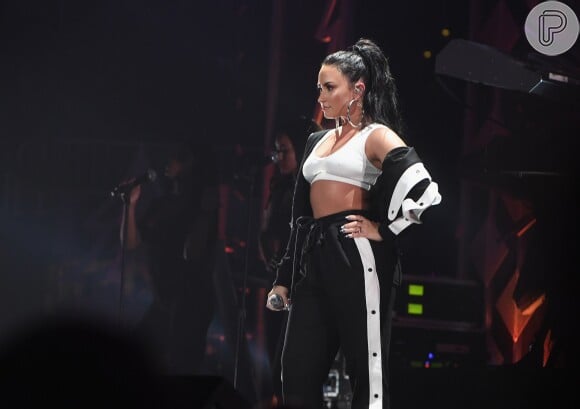 A cantora Demi Lovato contou que parou de fazer dietas