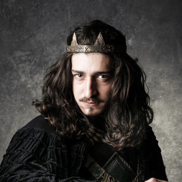 Rodolfo (Johnny Massaro) não dá ouvidos a Cássio (Caio Blat) e mantém de pé o cortejo para apresentar Catarina (Bruna Marquezine), na novela 'Deus Salve o Rei': 'O povo me ama! Tenho certeza que respeitará minha escolha'