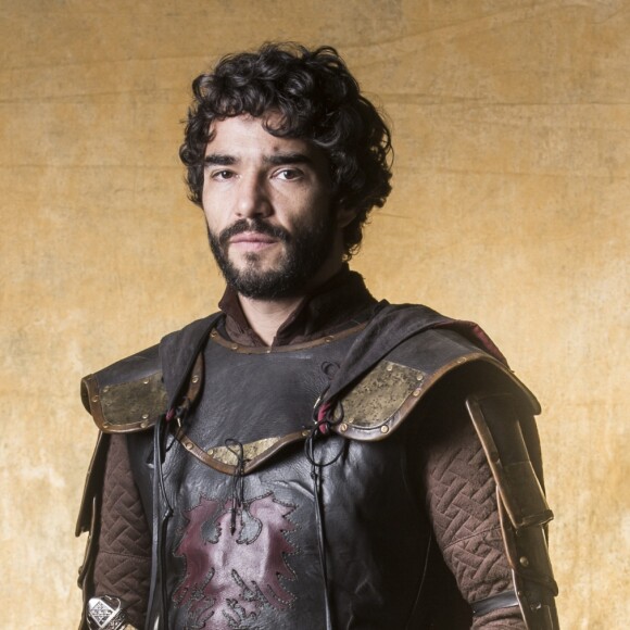 Cássio (Caio Blat) orienta Rodolfo (Johnny Massaro), na novela 'Deus Salve o Rei': 'A princesa Catarina (Bruna Marquezine)... O povo a vê como uma inimiga do reino'. Quem adianta é o colunista de TV Daniel Castro, nesta quinta-feira, 8 de março de 2018