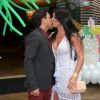 Zezé Di Camargo beijou a noiva, Graciele Lacerda, em festa nesta quinta-feira, 8 de março de 2018