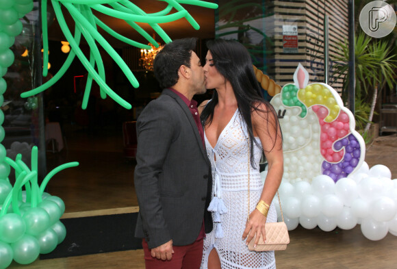 Zezé Di Camargo beijou a noiva, Graciele Lacerda, em festa nesta quinta-feira, 8 de março de 2018
