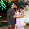 Zezé Di Camargo e Graciele Lacerda trocaram beijos no aniversário das sobrinhas do cantor nesta quinta-feira, 8 de março de 2018