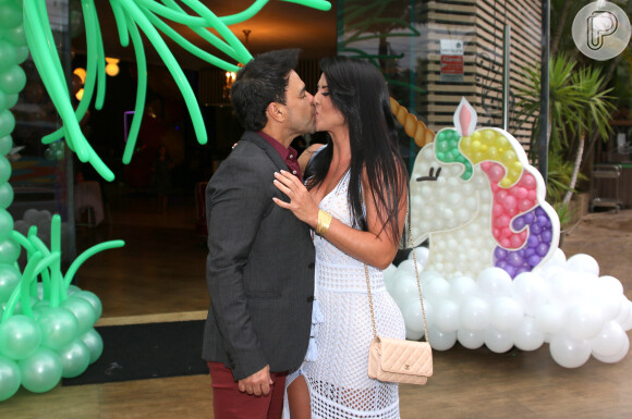 Zezé Di Camargo trocou beijos com a noiva, Graciele Lacerda, no aniversário das sobrinhas nesta quinta-feira, 8 de março de 2018