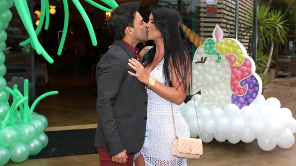 Zezé Di Camargo beija Graciele Lacerda em aniversário das sobrinhas. Fotos!