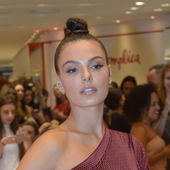 Isis Valverde completou a produção com botas over the knee