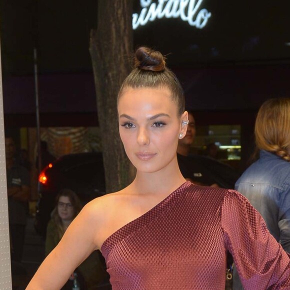 Isis Valverde escolheu uma bota com cano superalto da marca para o evento