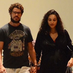 Débora Nascimento, grávida de 7 meses, ganhou carinho do marido, José Loreto, em dia de compras em shopping do Rio, nesta quinta-feira, 8 de março de 2018