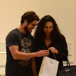 Débora Nascimento teve ajuda do marido, José Loreto, para carregar as compras