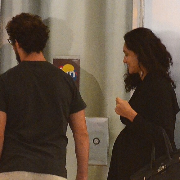 Débora Nascimento e o marido, José Loreto, fizeram compras nesta quinta-feira, 8 de março de 2018