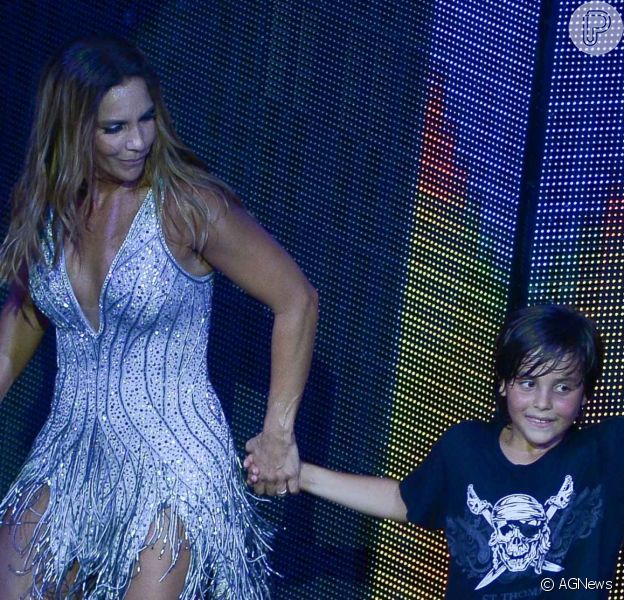 Ivete Sangalo baba pelo filho, Marcelo, tocando bateria Vídeo Purepeople Ivete Sangalo baba pelo filho, Marcelo, tocando bateria Vídeo Purepeople