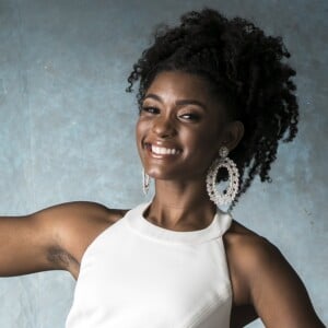 Erika Januza diz que 'adoraria ter a barriga sequinha, até marcadinha'