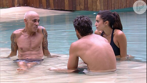 Paula, Breno e Ayrton conversam sobre prova do Líder na piscina
