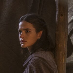 Catarina (Bruna Marquezine) se passa por prisioneira para ficar mais perto do amante, Rodolfo (Johnny Massaro) na novela 'Deus Salve o Rei'