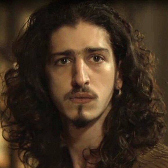 Rodolfo (Johnny Massaro) fica seduzido com Catarina (Bruna Marquezine) na novela 'Deus Salve o Rei': 'Desespero define muito bem como eu'