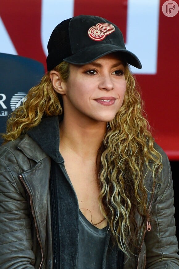 Shakira tem o cabelo cacheado 2C, que é marcado pelo volume