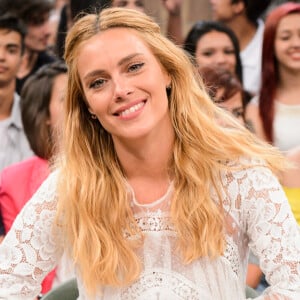 Carolina Dieckmann tem o cabelo cacheado 2B, que é mais liso nas pontas e ondulado no comprimento