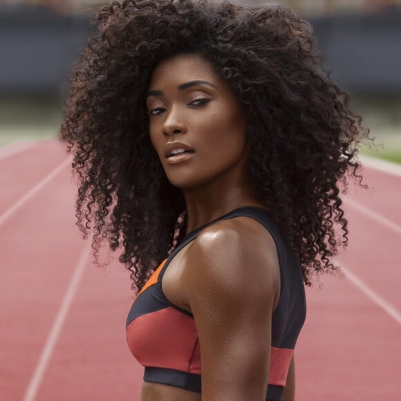 Erika Januza tem o cabelo cacheado 4A e tem os cachos mais enrolados e apertadinhos do que os anteriores