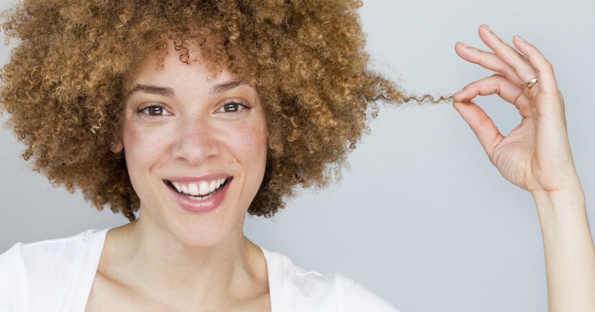 cabelo enrolado na frente e liso atras masculino