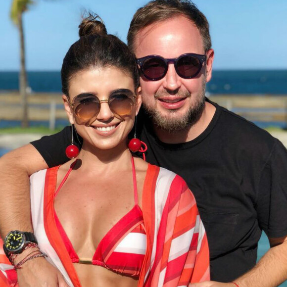 Paula Fernandes comemorou o aniversário de Claudio Mello junto do jornalista em um resort de Porto de Galinhas, em Pernambuco