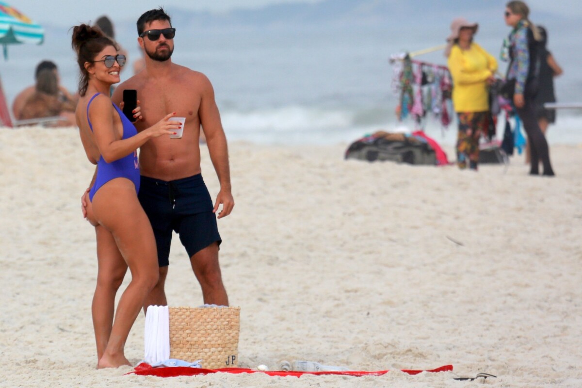 Foto: Juliana Paes conta que manda nudes para o marido, Carlos Eduardo  Baptista, em 10 de março de 2018 - Purepeople