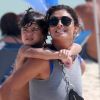 Juliana Paes foi fotografada recentemente deixando praia com o filho