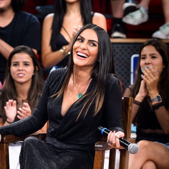 Cleo brinca com frase icônica de Gloria Pires no 'Altas Horas' ao ouvir pergunta sobre sexo, em 11 de março de 2018