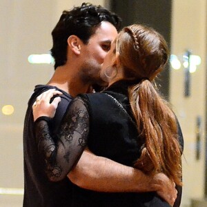 Marina Ruy Barbosa foi beijada pelo marido, Xande Negrão em shopping no Rio de Janeiro