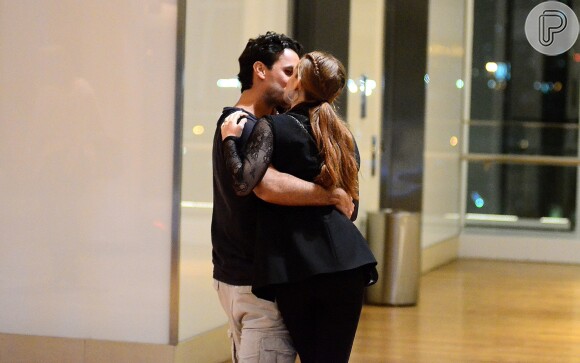 Marina Ruy Barbosa foi beijada pelo marido, Xande Negrão em shopping no Rio de Janeiro
