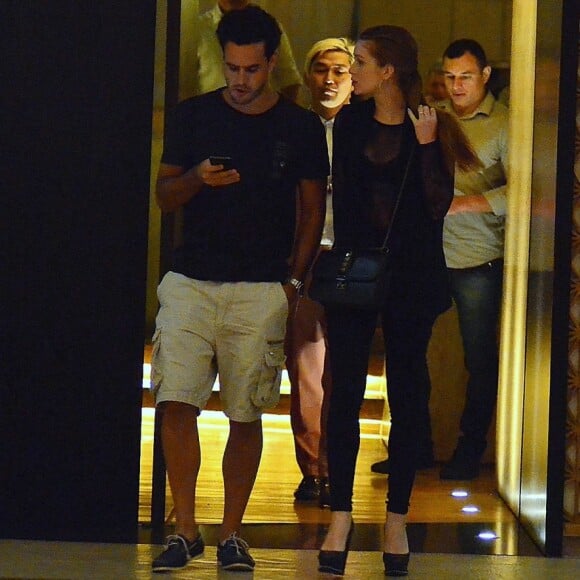 Marina Ruy Barbosa e Xande Negrão almoçarm em shopping antes de compromisso profissional da atriz