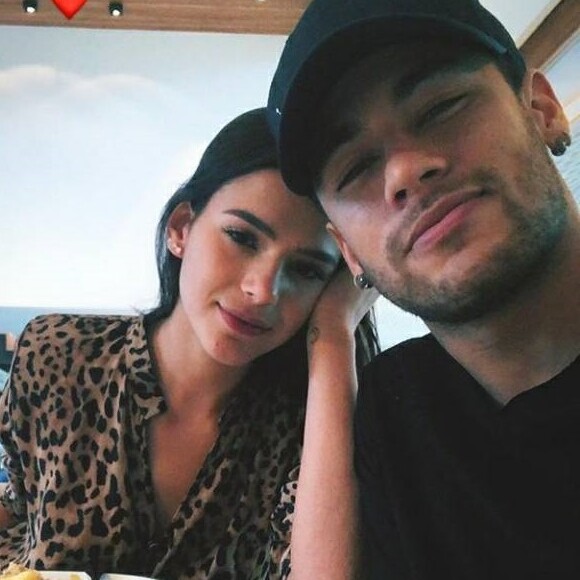 Bruna Marquezine participou da comemoração dos 22 anos da cunhada, Rafaella