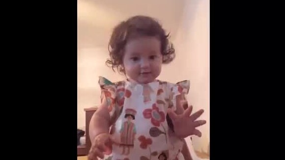 Bruno Gissoni mostra filha de 9 meses em pé e se diverte: 'Sua sapeca'. Vídeo!