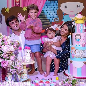 'O que acontece que não posso deixar você com sua prima nem um segundo, que a senhora volta gritando, fica em pé. Onde já se viu?', brincou o ator, fazendo menção à Maria, de 1 ano e 2 meses, filha do irmão Felipe Simas e Mariana Uhlmann
