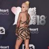 A cantora Halsey complementou o look curto com sandálias Jimmy Choo no iHeartRadio Music Awards, realizado no The Forum, em Inglewood, na Califórnia, neste domingo, 11 de março de 2018