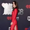 O look vermelho de Nathalia Ramos no iHeartRadio Music Awards 2018 misturava calça e vestido