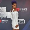 A cantora Justine Skye combinou o vestido branco com sandálias coloridas no iHeartRadio Music Awards, realizado no The Forum, em Inglewood, na Califórnia, neste domingo, 11 de março de 2018
