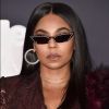 Além dos óculos de strass, a cantora Ashanti exibiu brincos de argola no tapete vermelho do iHeartRadio Music Awards, realizado no The Forum, em Inglewood, na Califórnia, neste domingo, 11 de março de 2018