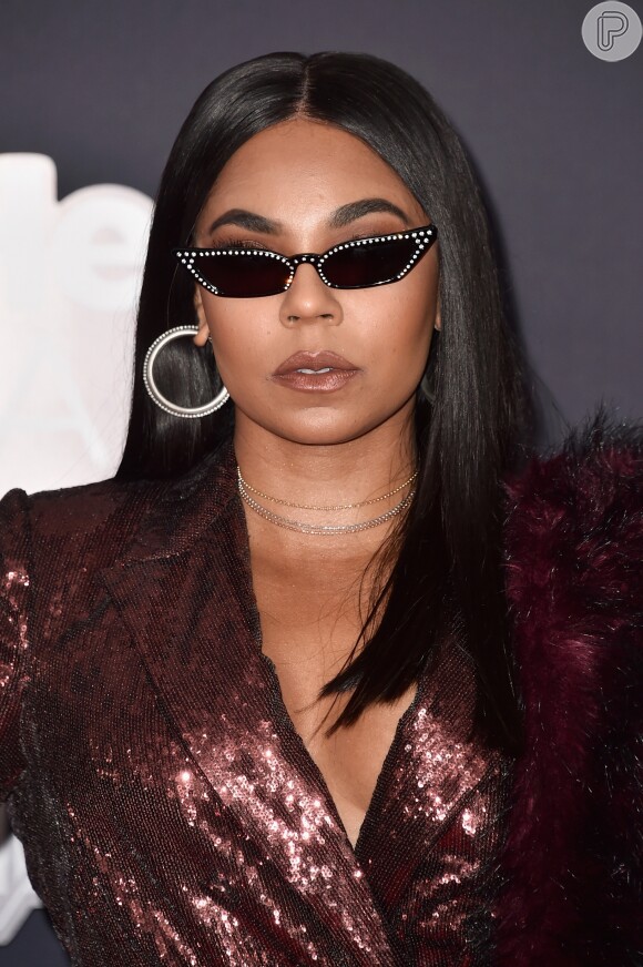 Além dos óculos de strass, a cantora Ashanti exibiu brincos de argola no tapete vermelho do iHeartRadio Music Awards, realizado no The Forum, em Inglewood, na Califórnia, neste domingo, 11 de março de 2018